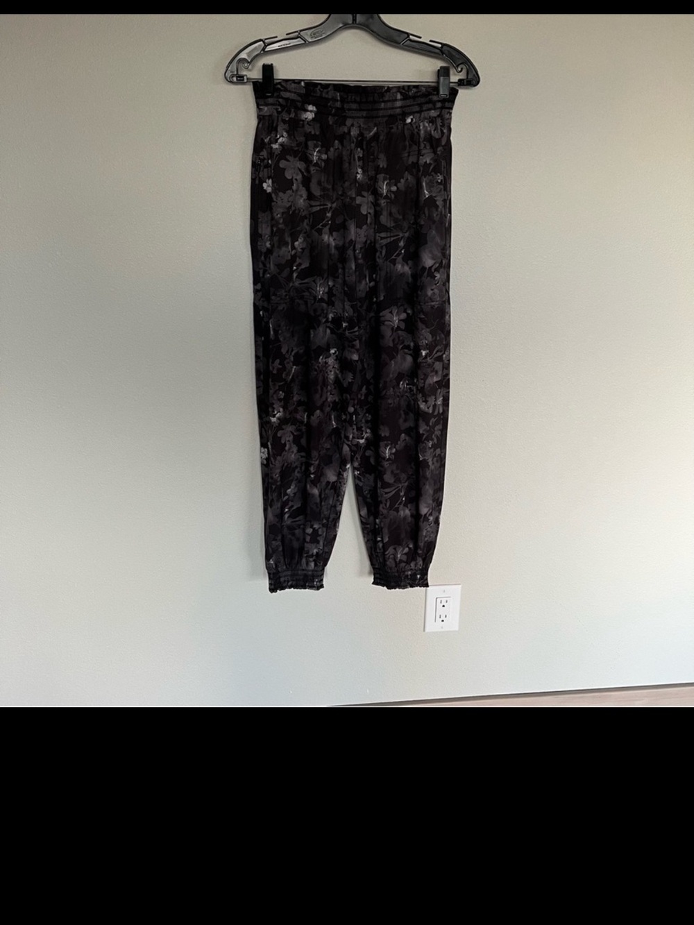 NWOT ATHLETA Savannah Jogger Pants Lumen Floral Black Purple Active Women’s 2 - Picture 3 of 11